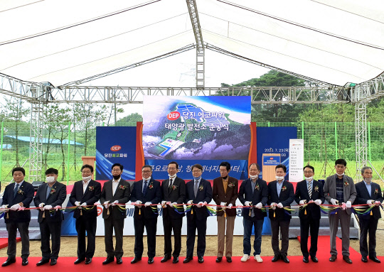 박일준(왼쪽 여섯번째) 한국동서발전 사장 등 관계자들이 23일 진시 석문면 교로리에서 열린 '당진에코태양광발전소' 준공식에서 기념 테이프를 자르고 있다.  한국동서발전 제공